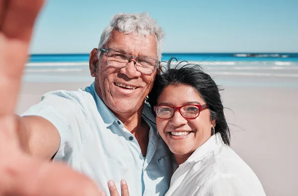 Portret Selfie Starsza Para Plaży Podróż Wakacje Zacieśnianie Więzi Tle — Zdjęcie stockowe