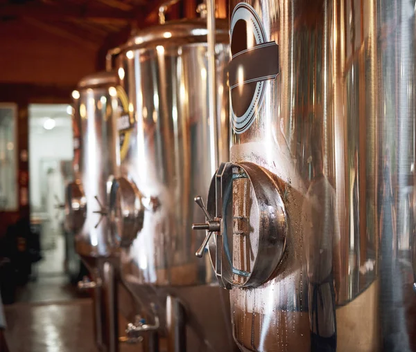 ここで魔法が起こる 一日中ビール醸造所の中でビールを作るために使用される準備ができて 独力で立っている木の大きな発酵タンク — ストック写真
