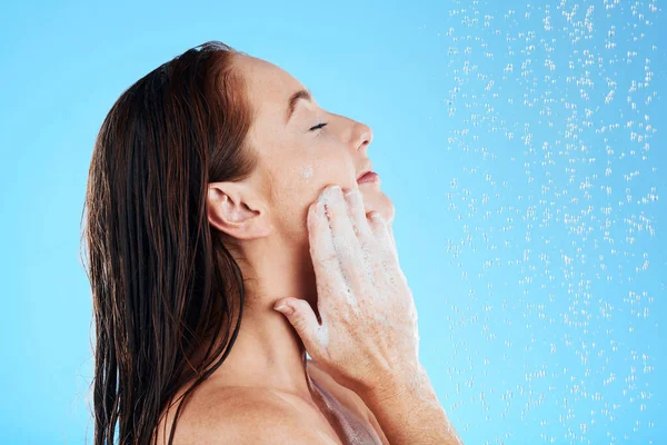 Stüdyoda Duş Kadın Sabunu Mavi Arka Plan Hijyen Temizliği Rahatla — Stok fotoğraf