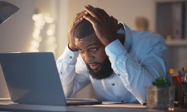 Stress Preocupação Homem Negro Laptop Noite Trabalhando Até Tarde Prazo — Fotografia de Stock