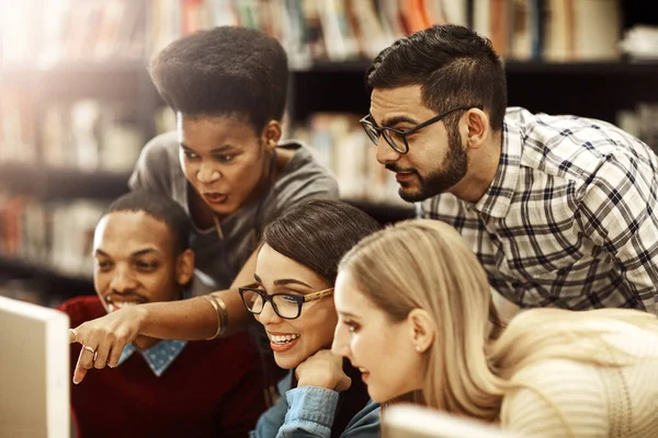 Weten Hoe Internet Moeten Navigeren Een Groep Universiteitsstudenten Die Samenwerken — Stockfoto
