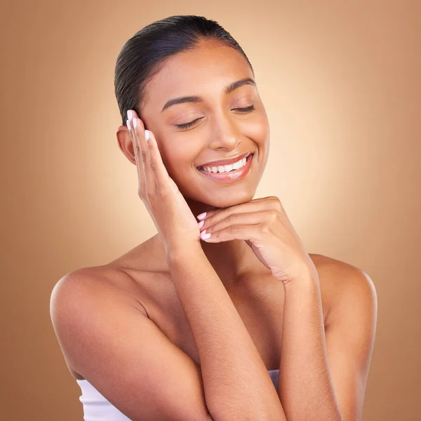 Beauty Skincare Happy Indian Woman Touch Studio Happy Spa Facial — Stock Photo, Image