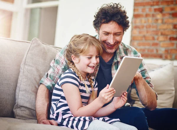 Pozostając Doświadczoną Technologicznie Rodziną Ojciec Jego Córeczka Korzystający Tabletu Cyfrowego — Zdjęcie stockowe