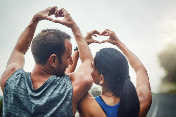 Nasza Miłość Nie Potrzebuje Oprawki Nierozpoznawalna Para Trenująca Maratonu Świeżym — Zdjęcie stockowe