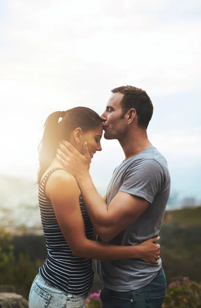 Lieben Nach Herzenslust Ein Junger Mann Küsst Seine Freundin Freien — Stockfoto