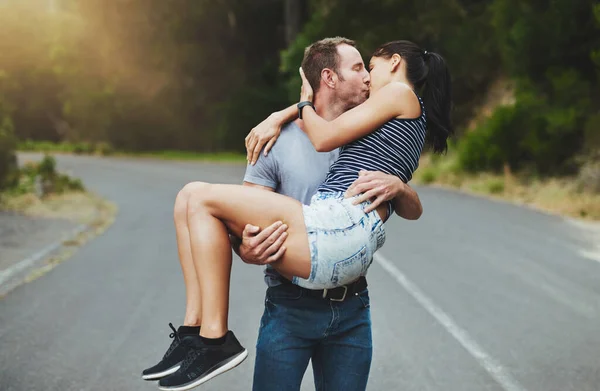 Romance Dos Contos Fadas Existe Jovem Romanticamente Carregando Sua Namorada — Fotografia de Stock