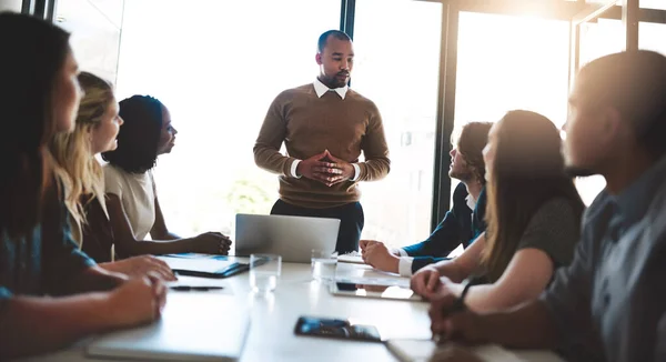 Confiam Liderança Dele Jovem Empresário Liderando Sua Equipe Uma Reunião — Fotografia de Stock