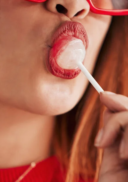 Pirulito Boca Mulher Close Com Maquiagem Cosméticos Estilo Gen Comer — Fotografia de Stock