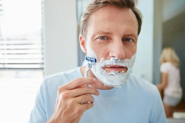 Está Hora Descolar Alguns Anos Jovem Barbeando Seu Cabelo Facial — Fotografia de Stock