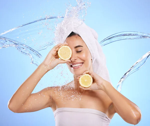 Shower Lemon Dan Air Percikan Dengan Wanita Studio Untuk Kosmetik — Stok Foto