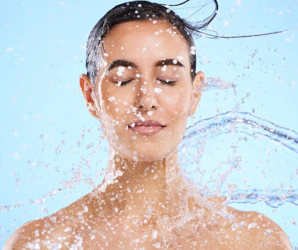 Wasser Spritzer Und Hautpflege Mit Einer Frau Studio Auf Blauem — Stockfoto