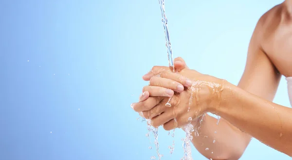 Água Menina Lavar Mãos Estúdio Sobre Fundo Azul Para Bem — Fotografia de Stock