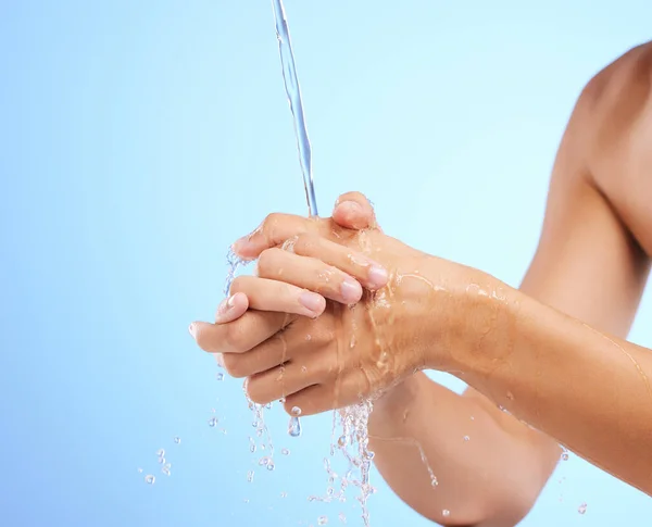 Água Mulher Lavar Mãos Estúdio Sobre Fundo Azul Para Bem — Fotografia de Stock