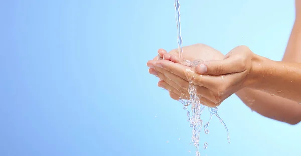 Salpicos Água Mulher Mãos Limpeza Estúdio Fundo Azul Para Bem — Fotografia de Stock