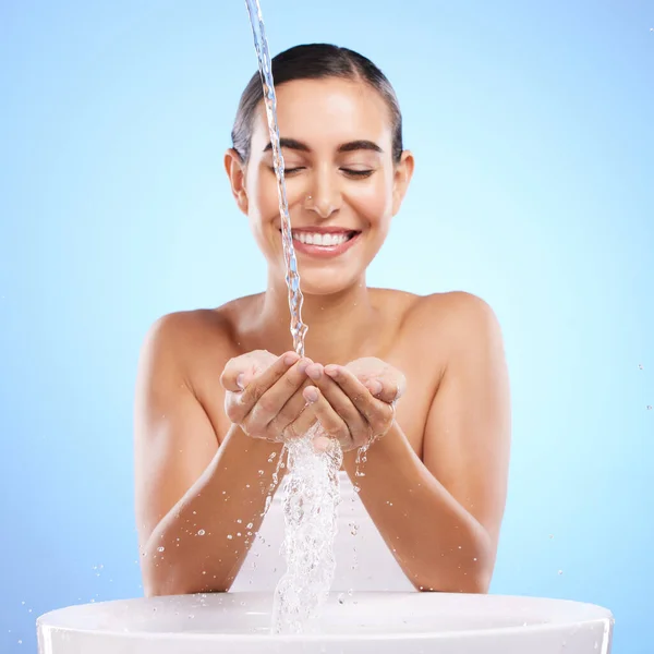 Mujer Manos Agua Salpicada Con Sonrisa Para Higiene Del Cuidado —  Fotos de Stock