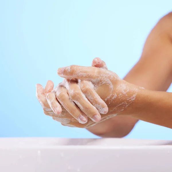 Σαπούνι Κορίτσι Πλύσιμο Χεριών Στούντιο Μπλε Φόντο Για Ευεξία Υγιή — Φωτογραφία Αρχείου