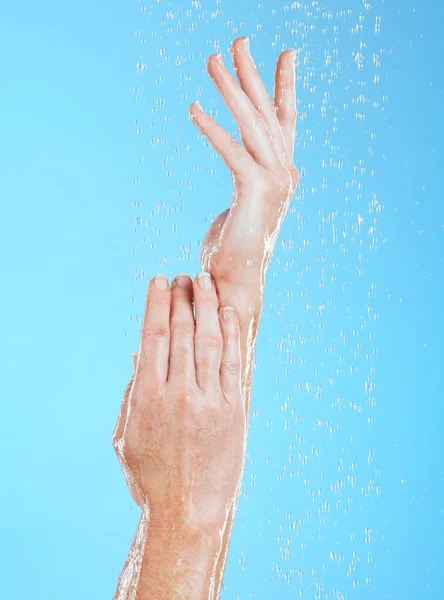 手と水のドロップ 衛生と手洗い 青の背景にスキンケアと水分 環境に優しい皮膚科 シャワー 健康のための洗浄と自然 持続可能性と健康 — ストック写真