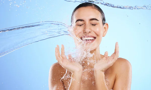 Wasserspritzer Lächeln Und Frauenreinigung Studio Blauer Hintergrund Und Schönheit Nachhaltiger — Stockfoto