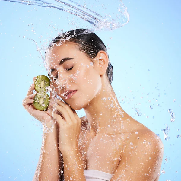 Kiwi Cuidado Piel Salpicaduras Agua Mujer Belleza Bienestar Estudio Fondo —  Fotos de Stock