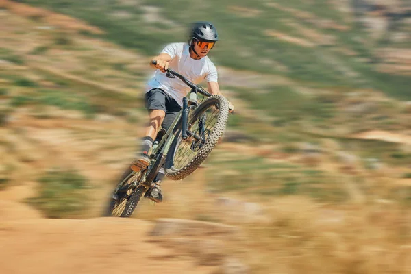 Radfahren Springen Und Extremsport Mit Mann Auf Mountainbike Für Abenteuer Stockfoto