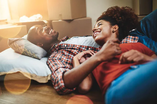Desfrutar Momento Juntos Jovem Casal Fazendo Uma Pausa Enquanto Muda — Fotografia de Stock