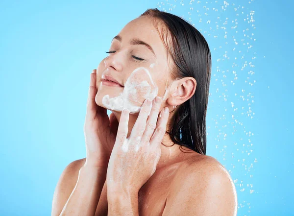 Chuveiro Facial Mulher Rosto Lavagem Com Sabão Fundo Azul Para — Fotografia de Stock