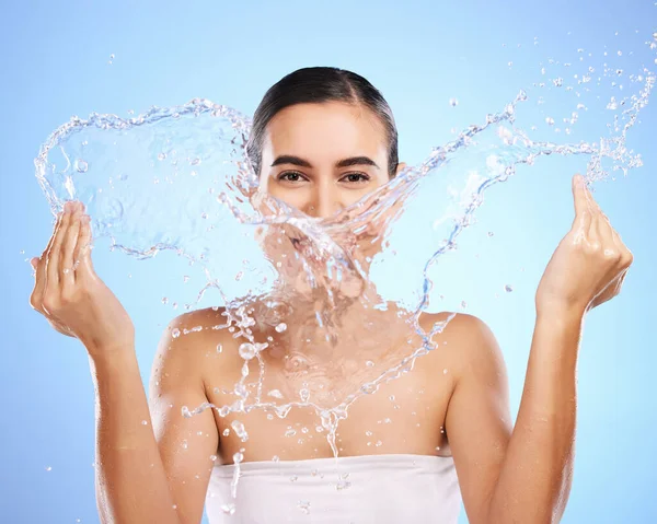 Wasserspritzer Porträt Oder Mädchen Mit Gesichtspflege Frische Körperhygiene Auf Blauem — Stockfoto