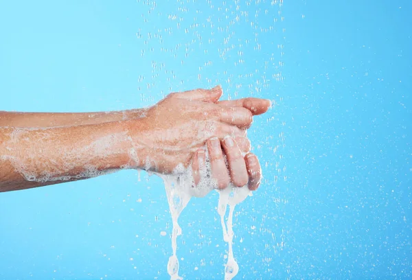 Kvinna Handtvätt Och Vattendroppar Med Tvål Isolerad Blå Bakgrund Med — Stockfoto