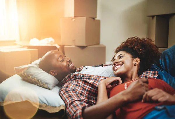 Getting Cosy New Home Young Couple Taking Break While Moving — Stock Photo, Image