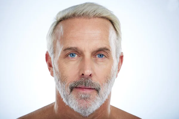 Homem Velho Rosto Sério Com Beleza Preparação Higiene Pele Isolada — Fotografia de Stock