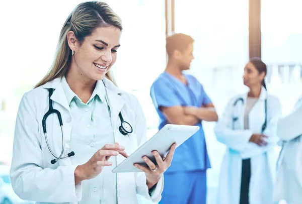 Kvinna Läkare Tablett För Medicinsk Forskning Sjukhuspersonal Ledning Eller Telemedicin — Stockfoto