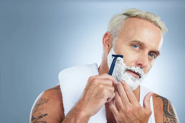 Hombre Mayor Afeitadora Barba Afeitar Con Crema Para Cuidado Piel — Foto de Stock