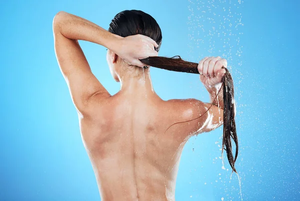 シャワー 女性は朝のバスルームルーチン 衛生とスタジオのモックアップで背部と青の背景から髪をすすいでください モックアップ付き水スプラッシュで健康的なヘアケア ウェルネスとウェット美容モデルのクリーニング — ストック写真