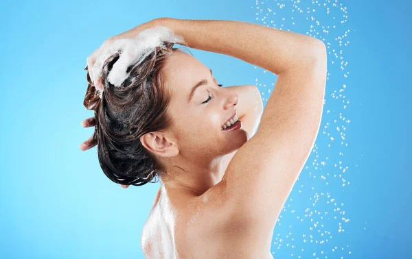 女人在淋浴蓝色背景的早晨浴室例程在工作室模拟 健康的美发 水和幸福 肥皂泡中快乐美型清洁 — 图库照片