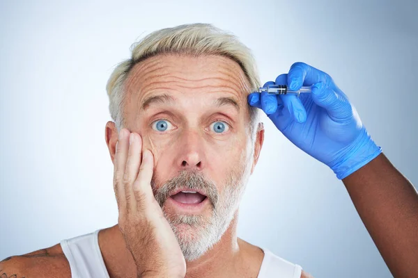 Botox Wow Retrato Surpresa Homem Sênior Estúdio Fazendo Cirurgia Plástica — Fotografia de Stock