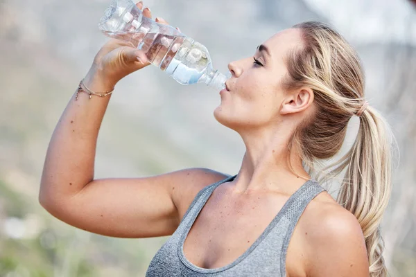 Fitness Vrouw Drinkwater Trainingspauze Voor Hydratatie Herstel Hardlopen Natuur Dorstig — Stockfoto