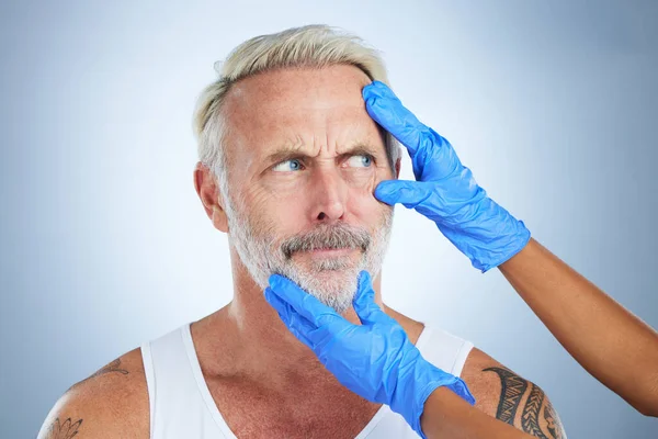 Aguja Rostro Confuso Hombre Mayor Estudio Cirugía Plástica Cuidado Piel — Foto de Stock