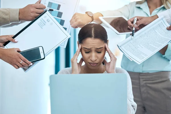 在笔记本电脑上有焦虑 疲倦和精神健康问题的头痛 压力和多重任务的女商人 专业团队经理 计算机和人员的时间管理 电话和混乱 — 图库照片