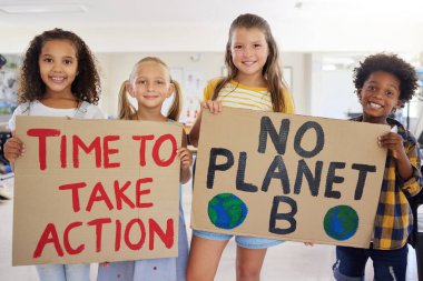 Çocuklar, arkadaşlarınızla bir sınıfta çevreci aktivizm için tabelalar taşıyarak protesto edin. Çocuklar, yeşil ve toplum ya da ekoloji için bir arada duran bir çocuk grubuyla imzalayın.