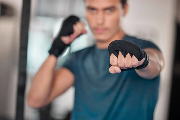 Mann Hände Und Fäuste Für Boxfitness Kampf Oder Krafttraining Workout — Stockfoto