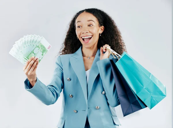 Kadını Para Hayranı Çanta Ile Stüdyo Alışveriş Beyaz Arka Planda — Stok fotoğraf