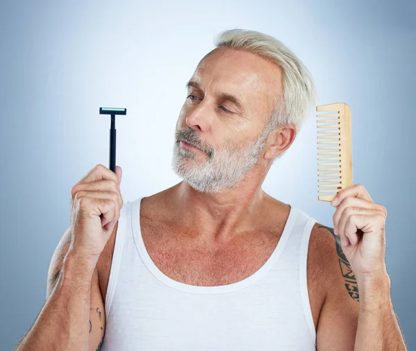 Homem Sênior Barbeador Pentear Pensando Para Preparação Cuidados Com Pele — Fotografia de Stock