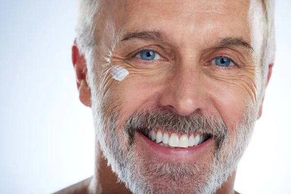 Homem Velho Creme Sorriso Olho Rugas Com Cuidados Com Pele — Fotografia de Stock