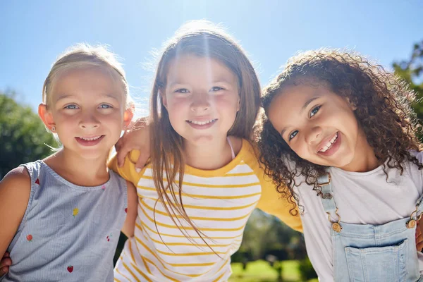 Gelukkig Vriendschap Portret Van Kinderen Een Park Dat Samen Buiten — Stockfoto