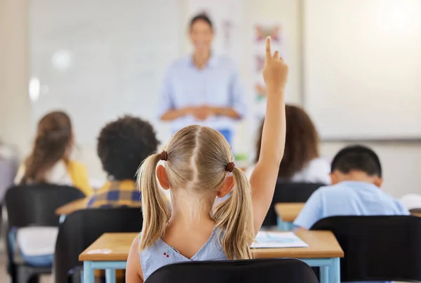 Educação Costas Uma Criança Levantando Mão Sala Aula Para Uma — Fotografia de Stock
