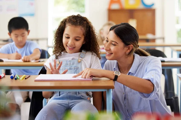 Docent Lerares Helpend Meisje Klas Voor Kennis Studeren Beoordelen Voorschoolse — Stockfoto