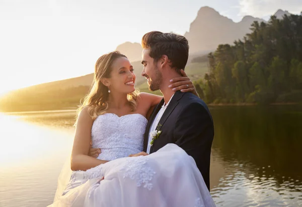 Lago Casamento Homem Carregando Sua Noiva Tendo Momento Íntimo Juntos — Fotografia de Stock