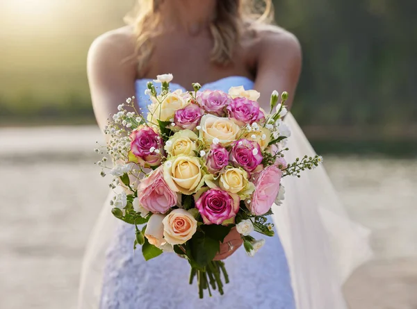 결혼식 을축하 위하여 클로즈업 꽃다발을 준비하라 결혼식 장미를 행사에서 사랑을 — 스톡 사진