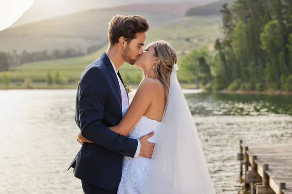 Amor Casamento Casal Beijando Por Lago Livre Celebração Seu Casamento — Fotografia de Stock