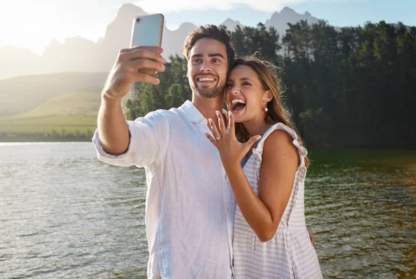 Coppia Natura Selfie Fidanzamento Riva Lago Celebrazione Felicità Eccitato Futuro — Foto Stock